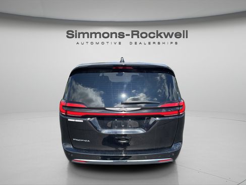 Used 2025 Chrysler Pacifica Select FWD image 4