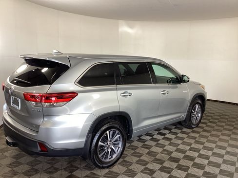 Used 2017 Toyota Highlander XLE AWD/4WD image 2