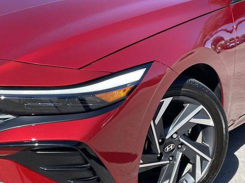 Used 2025 Hyundai Elantra Limited image 8