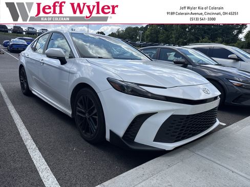Used 2025 Toyota Camry SE FWD image 1