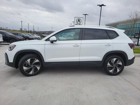 Used 2025 Volkswagen Taos SE image 3