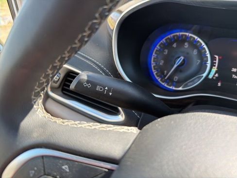 Used 2023 Chrysler Pacifica Limited image 49