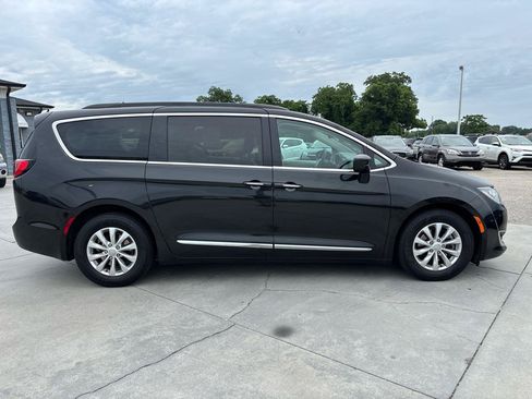 Used 2017 Chrysler Pacifica Touring-L FWD image 3