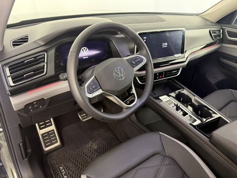 Used 2025 Volkswagen Atlas Peak Edition SE AWD/4WD image 19