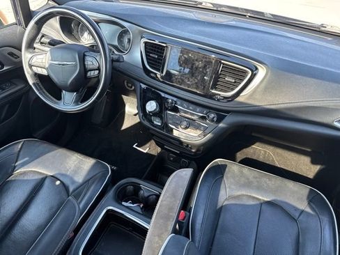 Used 2019 Chrysler Pacifica Limited w/ Advanced Safetytec Group FWD image 9