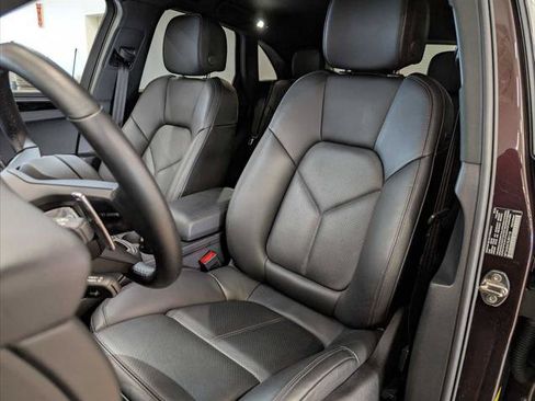 Used 2025 Porsche Macan AWD/4WD image 12