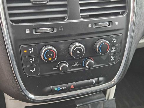 Used 2019 Dodge Grand Caravan SE image 19