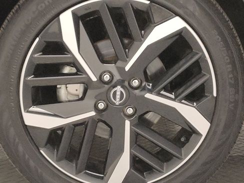 Used 2025 Nissan Versa SR w/ Trunk Package image 31