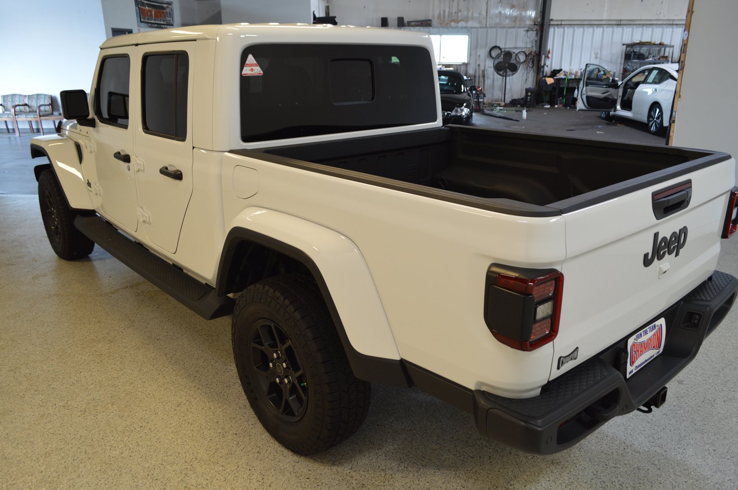 Used 2025 Jeep Gladiator Sport AWD/4WD image 5