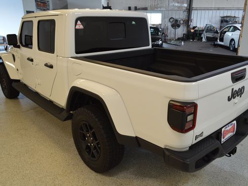 Used 2025 Jeep Gladiator Sport AWD/4WD image 5