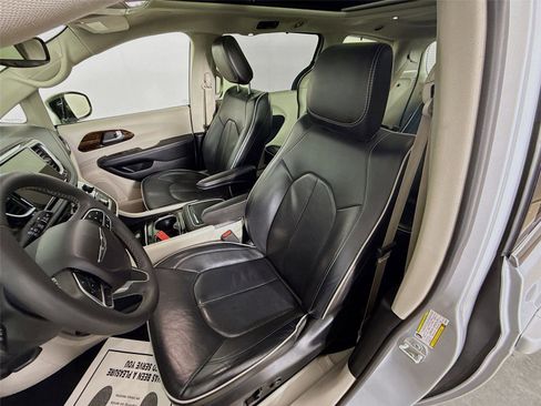 Used 2024 Chrysler Pacifica Limited image 11