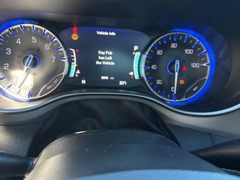 Used 2024 Chrysler Pacifica Limited w/ S Appearance Package image 16