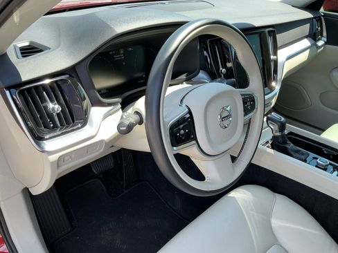 Used 2020 Volvo V60 T5 Momentum FWD image 10