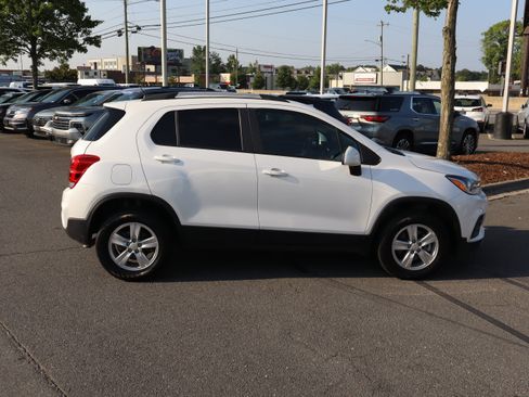 Used 2022 Chevrolet Trax LT w/ LT Convenience Package AWD/4WD image 11