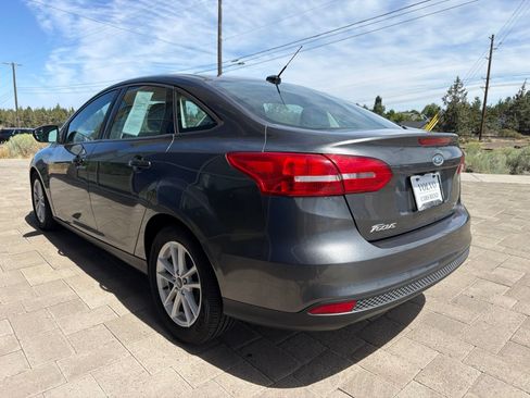 Used 2017 Ford Focus SE w/ Cold Weather Package FWD image 5