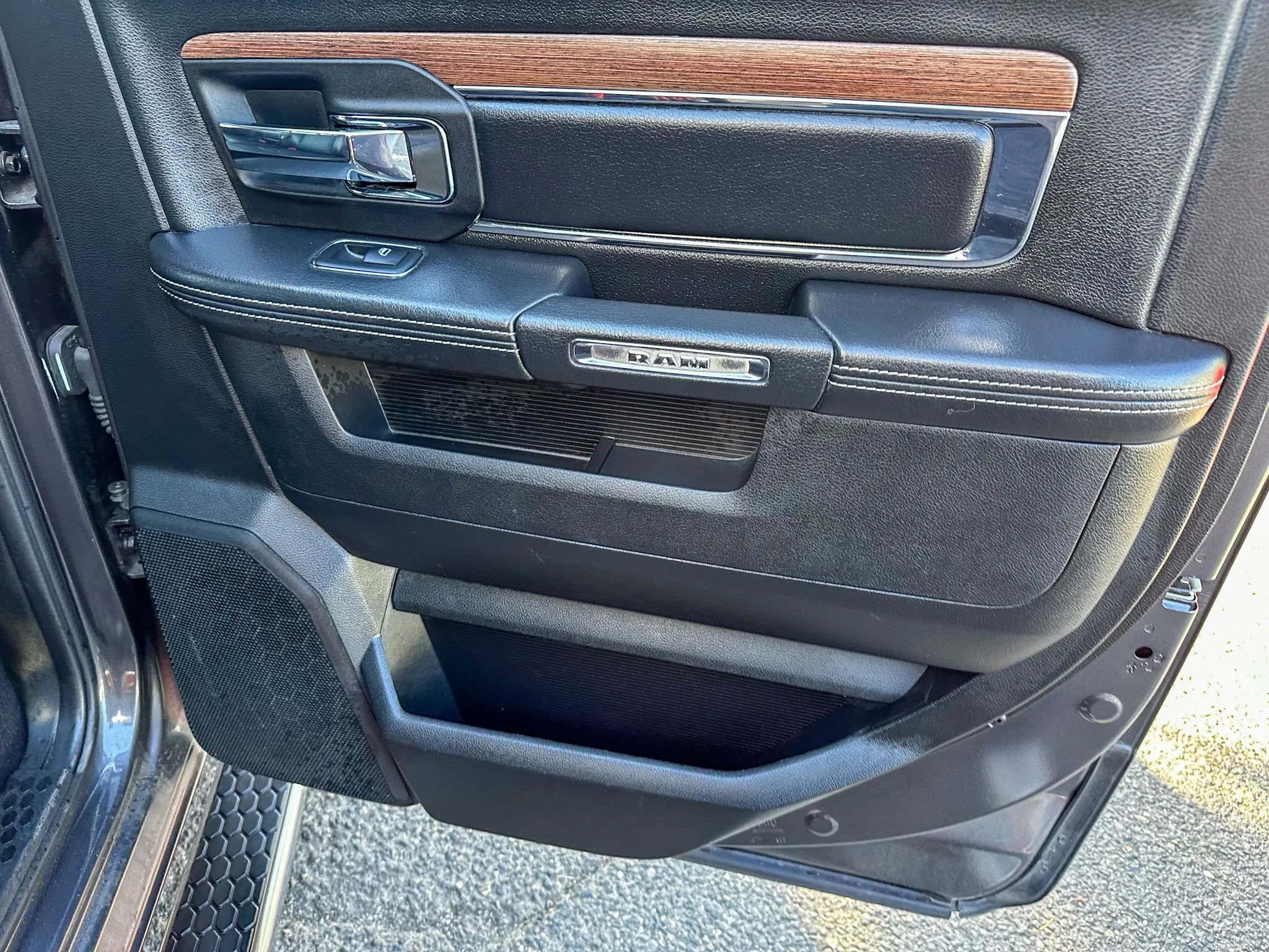 Used 2018 RAM 1500 Laramie w/ Convenience Group AWD/4WD image 32