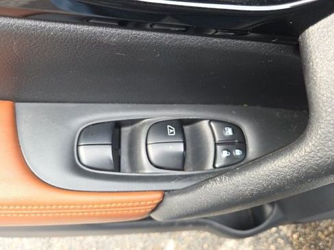 Used 2018 Nissan Rogue SL w/ Premium Package image 16