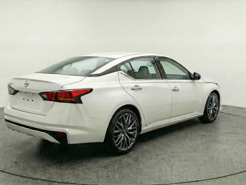 Used 2025 Nissan Altima 2.5 SV image 9