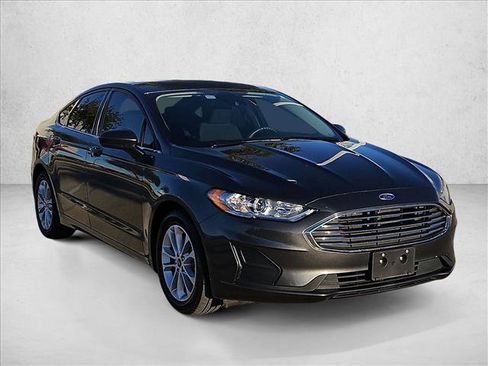 Used 2020 Ford Fusion SE image 3