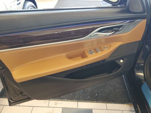 Used 2022 BMW 750i xDrive w/ Executive Package image 10