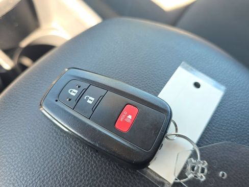 Used 2025 Toyota RAV4 XLE FWD image 28