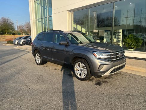 Used 2023 Volkswagen Atlas SE w/ Panoramic Sunroof Package image 3