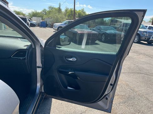 Used 2019 Jeep Cherokee Latitude Plus AWD/4WD image 18