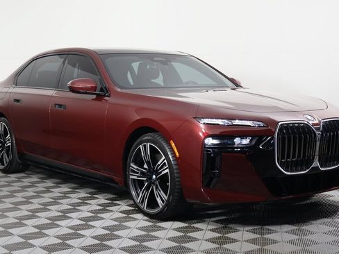 Used 2023 BMW i7 xDrive60 w/ Parking Assistance Package AWD/4WD image 3