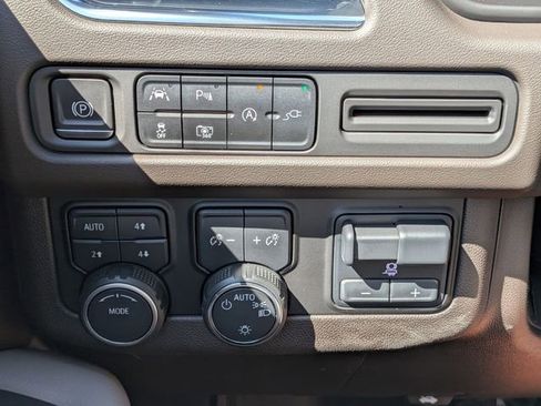 Used 2022 Chevrolet Suburban LT w/ LT Signature Package AWD/4WD image 19