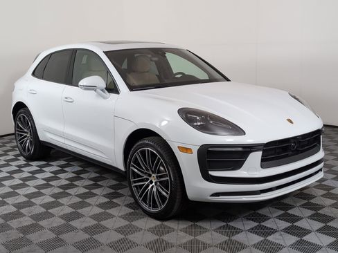 Certified 2025 Porsche Macan image 10