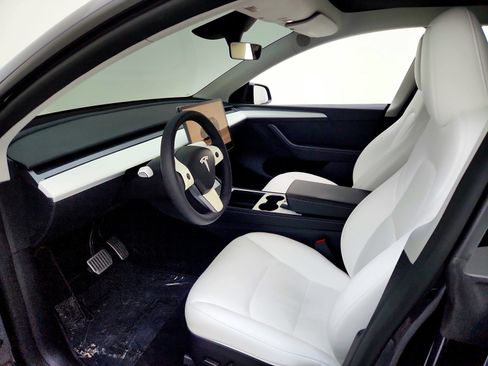 Used 2024 Tesla Model Y Long Range image 15