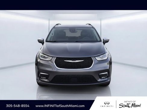 Used 2023 Chrysler Pacifica Limited FWD image 2