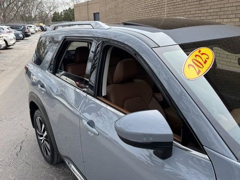 Used 2025 Nissan Pathfinder Platinum w/ Cargo Package image 7