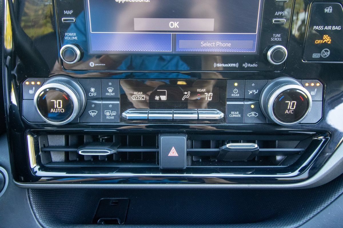 Used 2020 Toyota Highlander XLE FWD image 32