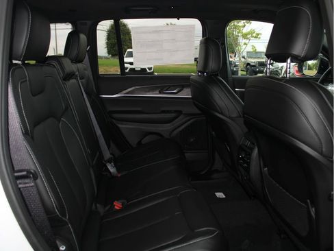 New 2025 Jeep Grand Cherokee Limited w/ Luxury Tech Group II image 32