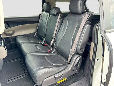 Used 2025 Kia Carnival FWD image 24