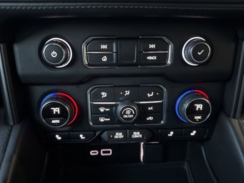 Used 2022 Chevrolet Suburban Z71 image 27