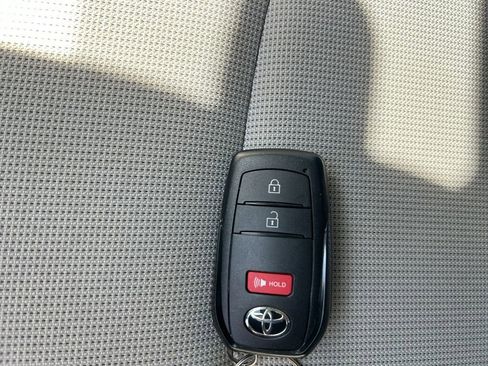 Used 2022 Toyota Corolla Cross LE AWD/4WD image 32