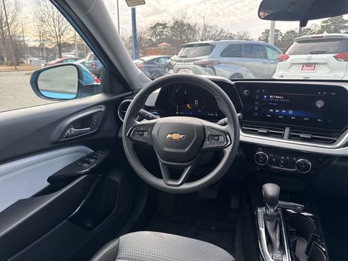 Used 2025 Chevrolet Trax LT image 9