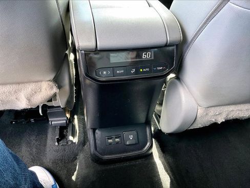 Used 2021 Toyota Highlander Limited image 25
