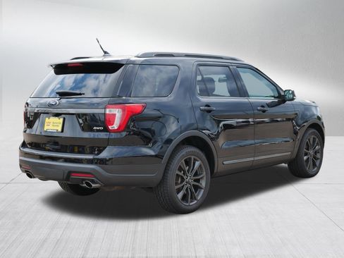 Used 2018 Ford Explorer XLT w/ Equipment Group 202A AWD/4WD image 7