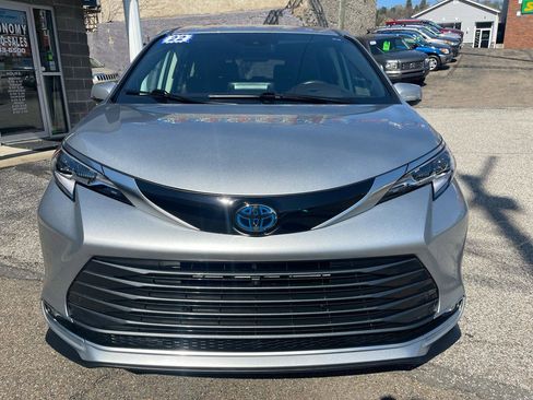 Used 2022 Toyota Sienna Platinum w/ Protection Package (TMS) image 2