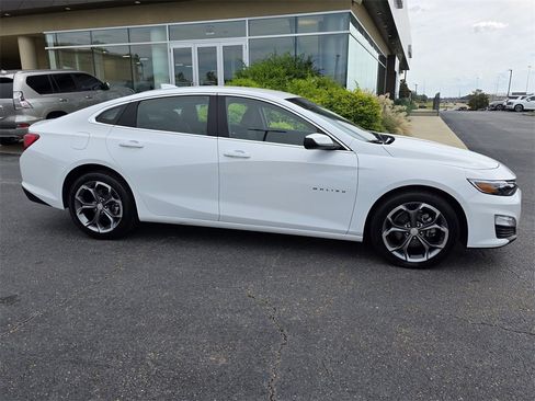 Used 2024 Chevrolet Malibu LT image 3