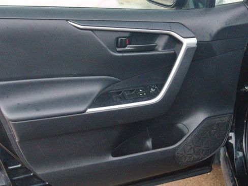 Used 2021 Toyota RAV4 LE AWD/4WD image 12