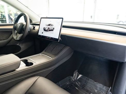 Used 2023 Tesla Model Y Long Range AWD/4WD image 29