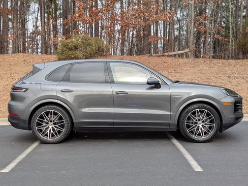 Certified 2025 Porsche Cayenne Coupe AWD/4WD image 8