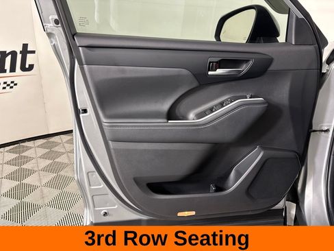 Used 2024 Toyota Highlander XLE AWD/4WD image 10