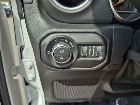 Used 2021 Jeep Gladiator Overland w/ Popular Equipment Package AWD/4WD image 18