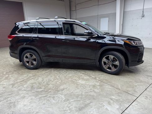 Used 2019 Toyota Highlander AWD V6 image 6