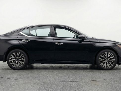 Used 2025 Nissan Altima 2.5 SV FWD image 11